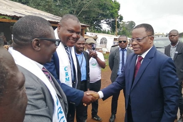 Pr.Maurice Kamto shakes hands withs Millitants during Vote sessions